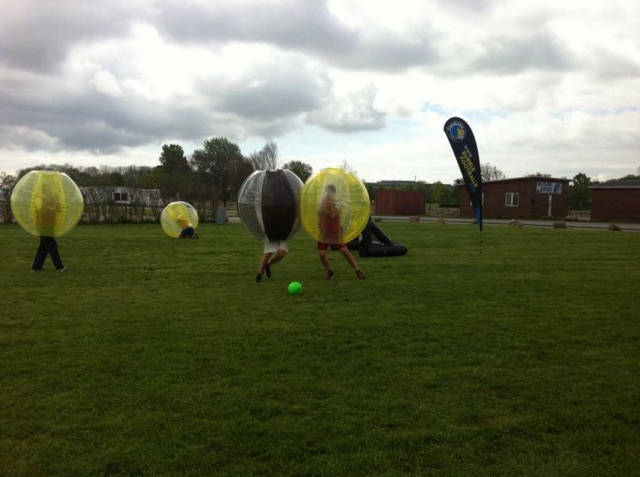 Partido en bolas de plastico